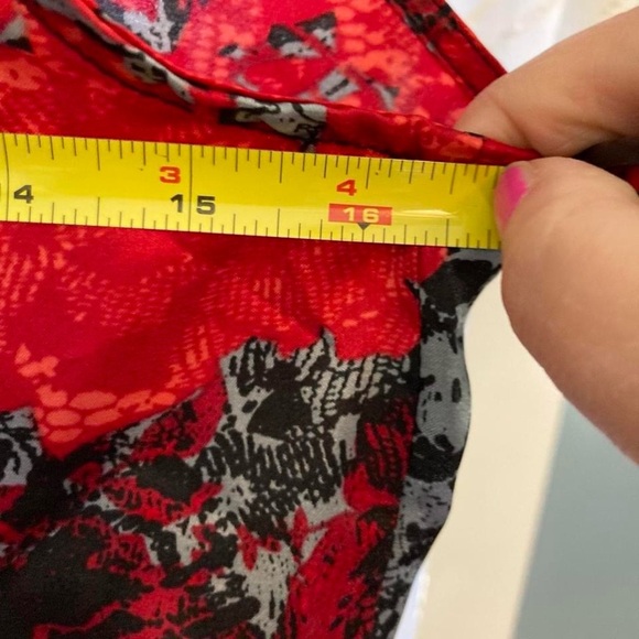 Red/black floral halter top with ruffle hem and tie back. Size M IZ Byer - Picture 3 of 4